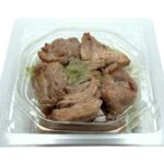 ねぎ塩チキンのサラダ セブンイレブン こんがり焼いた冷たくても美味しいチキンにねぎ塩だれをのせた、にんにくを効かせた醤油だれをかけて食べるおかずサラダ。