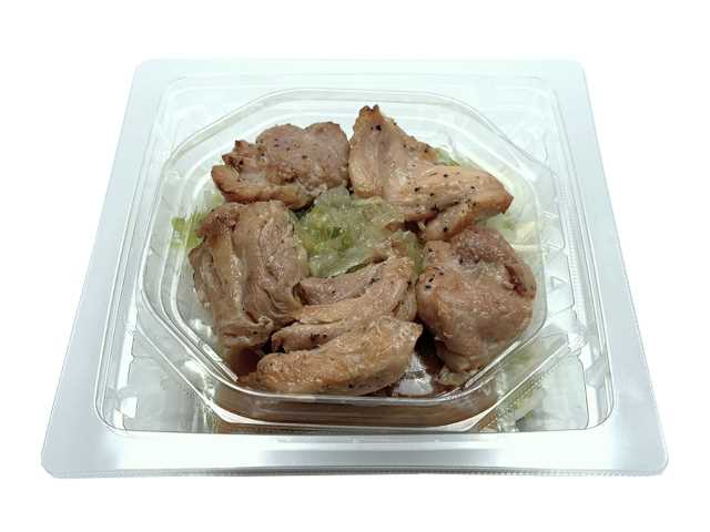 ねぎ塩チキンのサラダ セブンイレブン こんがり焼いた冷たくても美味しいチキンにねぎ塩だれをのせた、にんにくを効かせた醤油だれをかけて食べるおかずサラダ。