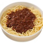 セブンイレブンの肉の旨味とデミグラスのコク ミートソースを比較する。税込価格：497円、カロリー：533kcal、1円あたりカロリー：1.07kcal/円、たんぱく質：20.3g、1円あたりたんぱく質：0.04g/円、脂質：14.9g、炭水化物：82g、糖質：76.6g、食物繊維：5.4g、食塩相当量：4.4g。肉の旨味とデミグラスのコクが溶け込んだミートソースのパスタです。アレルギー：乳、小麦。