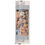 セブンイレブンの手巻寿司 納豆巻。税込価格：214円、カロリー：178kcal、たんぱく質：5g、脂質：2g、炭水化物：36.3g、糖質：33.5g、食物繊維：2.8g、食塩相当量：1.9g。風味豊かな味わいとねばねば感が特長の納豆を使用した、パリッとした海苔を巻いて食べる手巻寿司です。アレルギー：小麦。