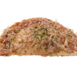 セブンイレブンのもちもち食感お好み焼きパンを比較する。税込価格：214円、カロリー：251kcal、1円あたりカロリー：1.17kcal/円、たんぱく質：5.6g、1円あたりたんぱく質：0.03g/円、脂質：10.6g、炭水化物：33.8g、糖質：32.9g、食物繊維：0.9g、食塩相当量：2.6g。キャベツと天かすを合わせたもちもち食感の生地に、マヨソースを絡めた焼きそばを包み、表面にソース、鰹節、あおさを盛りつけた見た目もまるでお好み焼きのような仕立て。アレルギー：卵、乳、小麦。