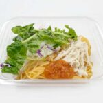 セブンイレブンの蒸し鶏と明太クリームソースのパスタサラダを比較する。税込価格：365円、カロリー：281kcal、1円あたりカロリー：0.77kcal/円、たんぱく質：13.1g、1円あたりたんぱく質：0.04g/円、脂質：10g、炭水化物：36.6g、糖質：32.6g、食物繊維：4g、食塩相当量：2.7g。マヨネーズ、牛乳、かねふく明太、チーズで仕立てた、コクと旨みのあるクリームソースを、蒸し鶏、サラダ、パスタと絡めて食べるパスタサラダです。アレルギー：卵、乳、小麦。