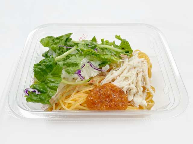 セブンイレブンの蒸し鶏と明太クリームソースのパスタサラダを比較する。税込価格：365円、カロリー：281kcal、1円あたりカロリー：0.77kcal/円、たんぱく質：13.1g、1円あたりたんぱく質：0.04g/円、脂質：10g、炭水化物：36.6g、糖質：32.6g、食物繊維：4g、食塩相当量：2.7g。マヨネーズ、牛乳、かねふく明太、チーズで仕立てた、コクと旨みのあるクリームソースを、蒸し鶏、サラダ、パスタと絡めて食べるパスタサラダです。アレルギー：卵、乳、小麦。