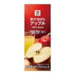 セブンイレブンの７プレミアム アップル 果汁１００％ ２００ｍｌ。税込価格：124円、カロリー：93kcal、たんぱく質：0.2g、脂質：0g、炭水化物：23g、糖質：23g、食物繊維：0g、食塩相当量：0.2g。甘みと酸味のバランスがとれたアップルジュースです。アレルギー：なし。