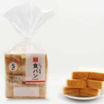 セブンイレブンの７ザ・プライス しっとり食パン ５枚入を比較する。税込価格：127円、カロリー：182kcal、1円あたりカロリー：1.43kcal/円、たんぱく質：7.1g、1円あたりたんぱく質：0.06g/円、脂質：1.8g、炭水化物：35.2g、糖質：33.4g、食物繊維：1.8g、食塩相当量：0.9g。低温で長時間発酵させたこだわりの製法で作り上げた食パンです。原材料高騰により、価格を（税抜）１０８円から１１８円に変更しました。アレルギー：乳、小麦。