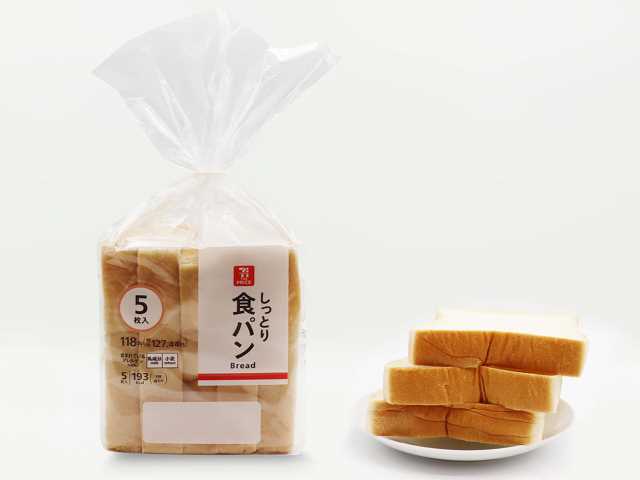 セブンイレブンの７ザ・プライス しっとり食パン ５枚入を比較する。税込価格：127円、カロリー：182kcal、1円あたりカロリー：1.43kcal/円、たんぱく質：7.1g、1円あたりたんぱく質：0.06g/円、脂質：1.8g、炭水化物：35.2g、糖質：33.4g、食物繊維：1.8g、食塩相当量：0.9g。低温で長時間発酵させたこだわりの製法で作り上げた食パンです。原材料高騰により、価格を（税抜）１０８円から１１８円に変更しました。アレルギー：乳、小麦。