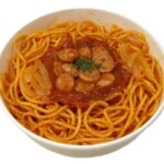 セブンイレブンの太麺仕立ての 昔なつかしナポリタンを比較する。税込価格：454円、カロリー：508kcal、1円あたりカロリー：1.12kcal/円、たんぱく質：16.9g、1円あたりたんぱく質：0.04g/円、脂質：14.4g、炭水化物：80.7g、糖質：74.6g、食物繊維：6.1g、食塩相当量：5g。ケチャップの酸味と甘味が感じられるソースと、太麺で仕立てた昔なつかしいナポリタンです。具材には、玉葱とポークソーセージを盛り付けしております。アレルギー：乳、小麦。