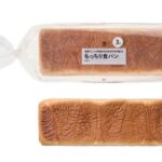 セブンイレブンの７プレミアム もっちり食パン ３斤を比較する。税込価格：527円、カロリー：256kcal、1円あたりカロリー：0.49kcal/円、たんぱく質：10.3g、1円あたりたんぱく質：0.02g/円、脂質：2.7g、炭水化物：48.6g、糖質：46.4g、食物繊維：2.2g、食塩相当量：0.9g。低温でじっくり発酵させた、ほんのり甘みを感じる、しっとりもっちり食感の食パンです。アレルギー：乳、小麦。