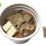 セブンイレブンの信州味噌使用 糀味噌のコク旨豚汁を比較する。税込価格：387円、カロリー：161kcal、1円あたりカロリー：0.42kcal/円、たんぱく質：11g、1円あたりたんぱく質：0.03g/円、脂質：7.4g、炭水化物：14.4g、糖質：11g、食物繊維：3.4g、食塩相当量：3.2g。２種類の信州味噌と糀甘酒を加え、ごはんが進むコクのある豚汁に仕立てました。アレルギー：小麦。