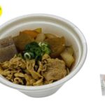 セブンイレブンの具だくさん赤だし 豚汁を比較する。税込価格：443円、カロリー：192kcal、1円あたりカロリー：0.43kcal/円、たんぱく質：18.3g、1円あたりたんぱく質：0.04g/円、脂質：8.6g、炭水化物：12.6g、糖質：7.9g、食物繊維：4.7g、食塩相当量：3.5g。地区なじみのある豆味噌を使用した具だくさんの豚汁です。アレルギー：小麦。