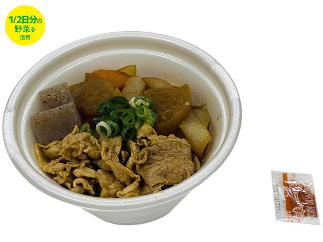 セブンイレブンの具だくさん赤だし 豚汁を比較する。税込価格：443円、カロリー：192kcal、1円あたりカロリー：0.43kcal/円、たんぱく質：18.3g、1円あたりたんぱく質：0.04g/円、脂質：8.6g、炭水化物：12.6g、糖質：7.9g、食物繊維：4.7g、食塩相当量：3.5g。地区なじみのある豆味噌を使用した具だくさんの豚汁です。アレルギー：小麦。