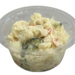 セブンイレブンの北海道産男爵のポテトサラダを比較する。税込価格：214円、カロリー：230kcal、1円あたりカロリー：1.08kcal/円、たんぱく質：2.7g、1円あたりたんぱく質：0.01g/円、脂質：13.8g、炭水化物：24.8g、糖質：22.5g、食物繊維：2.3g、食塩相当量：1.1g。北海道産男爵芋を使用した素材の味が楽しめるポテトサラダです。アレルギー：卵。