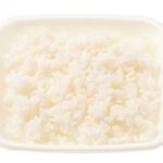 セブンイレブンの御飯（大盛）を比較する。税込価格：335円、カロリー：438kcal、1円あたりカロリー：1.31kcal/円、たんぱく質：7.3g、1円あたりたんぱく質：0.02g/円、脂質：1.8g、炭水化物：99g、糖質：97.2g、食物繊維：1.8g、食塩相当量：0.1g。こだわりの釜でふっくら炊き上げた御飯です。アレルギー：なし。