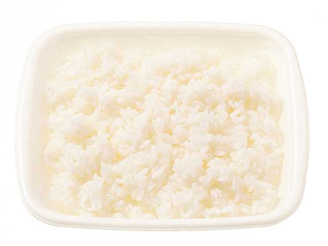 セブンイレブンの御飯（大盛）を比較する。税込価格：335円、カロリー：438kcal、1円あたりカロリー：1.31kcal/円、たんぱく質：7.3g、1円あたりたんぱく質：0.02g/円、脂質：1.8g、炭水化物：99g、糖質：97.2g、食物繊維：1.8g、食塩相当量：0.1g。こだわりの釜でふっくら炊き上げた御飯です。アレルギー：なし。