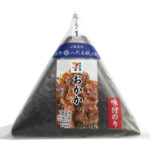 セブンイレブンの味付のりおかかを比較する。税込価格：197円、カロリー：175kcal、1円あたりカロリー：0.89kcal/円、たんぱく質：3.9g、1円あたりたんぱく質：0.02g/円、脂質：0.8g、炭水化物：39g、糖質：36.9g、食物繊維：2.1g、食塩相当量：1.2g。関西で人気のおかかを使用した、おかか本来の風味を楽しめるおにぎりです。アレルギー：小麦。
