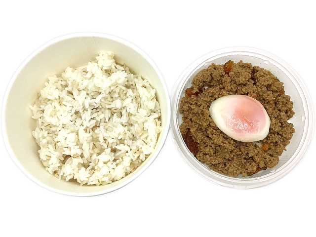 セブンイレブンの温玉とりそぼろ丼（麦ごはん）を比較する。税込価格：518円、カロリー：497kcal、1円あたりカロリー：0.96kcal/円、たんぱく質：19.5g、1円あたりたんぱく質：0.04g/円、脂質：12.2g、炭水化物：78.1g、糖質：76.3g、食物繊維：1.8g、食塩相当量：2.5g。定番のとりそぼろに半熟卵を合わせた丼ぶりです。アレルギー：卵、小麦。