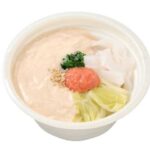 セブンイレブンの明太和風クリームタンミョンを比較する。税込価格：430円、カロリー：224kcal、1円あたりカロリー：0.52kcal/円、たんぱく質：8.6g、1円あたりたんぱく質：0.02g/円、脂質：7.9g、炭水化物：30.8g、糖質：28.2g、食物繊維：2.6g、食塩相当量：3.4g。つるもち食感の太麺春雨（タンミョン）を使用した和風クリームスープです。和出汁をベースに、明太子の旨味や豆乳のまろやかな味わいで具材を食べる仕立てです。アレルギー：乳、小麦。