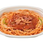 セブンイレブンのケチャップソースの大盛ナポリタンを比較する。税込価格：538円、カロリー：621kcal、1円あたりカロリー：1.15kcal/円、たんぱく質：24.8g、1円あたりたんぱく質：0.05g/円、脂質：15.2g、炭水化物：100.7g、糖質：92g、食物繊維：8.7g、食塩相当量：6.8g。ベーコン、玉ねぎ、チーズ、ピーマンを盛り付けた、太麺の大盛ナポリタンです。アレルギー：卵、乳、小麦。