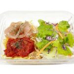セブンイレブンのトマトと生ハムのパスタサラダを比較する。税込価格：365円、カロリー：213kcal、1円あたりカロリー：0.58kcal/円、たんぱく質：10.8g、1円あたりたんぱく質：0.03g/円、脂質：4.2g、炭水化物：34.6g、糖質：31.6g、食物繊維：3g、食塩相当量：2.8g。生ハムとトマトソースを絡めて食べるパスタサラダです。３種のトマトとチキンブイヨンを煮込み、アンチョビを隠し味に加えた旨みとコクのある味わいのトマトソースです。アレルギー：乳、小麦。