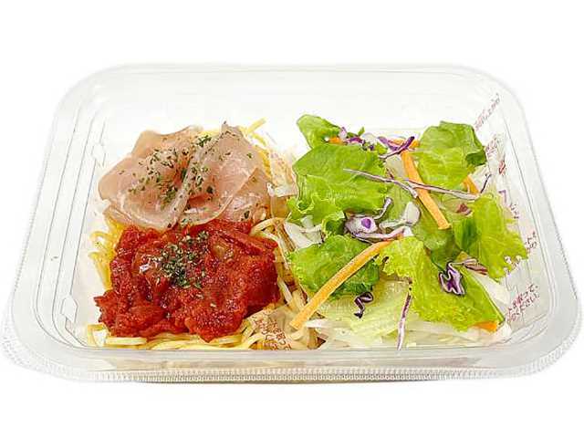 セブンイレブンのトマトと生ハムのパスタサラダを比較する。税込価格：365円、カロリー：213kcal、1円あたりカロリー：0.58kcal/円、たんぱく質：10.8g、1円あたりたんぱく質：0.03g/円、脂質：4.2g、炭水化物：34.6g、糖質：31.6g、食物繊維：3g、食塩相当量：2.8g。生ハムとトマトソースを絡めて食べるパスタサラダです。３種のトマトとチキンブイヨンを煮込み、アンチョビを隠し味に加えた旨みとコクのある味わいのトマトソースです。アレルギー：乳、小麦。
