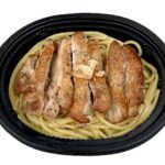 セブンイレブンのチキンステーキ ガーリックペッパーを比較する。税込価格：430円、カロリー：296kcal、1円あたりカロリー：0.69kcal/円、たんぱく質：26.6g、1円あたりたんぱく質：0.06g/円、脂質：12.4g、炭水化物：20.2g、糖質：18.8g、食物繊維：1.4g、食塩相当量：2g。にんにくと黒胡椒で味付けして焼き上げたチキンステーキとペペロンチーノを組み合わせた惣菜です。アレルギー：乳、小麦。