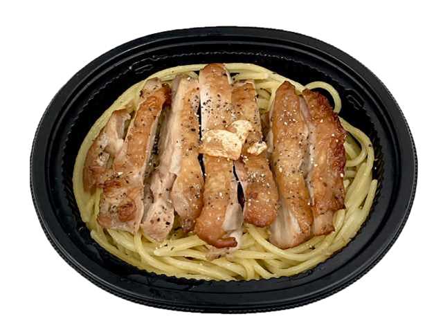 セブンイレブンのチキンステーキ ガーリックペッパーを比較する。税込価格：430円、カロリー：296kcal、1円あたりカロリー：0.69kcal/円、たんぱく質：26.6g、1円あたりたんぱく質：0.06g/円、脂質：12.4g、炭水化物：20.2g、糖質：18.8g、食物繊維：1.4g、食塩相当量：2g。にんにくと黒胡椒で味付けして焼き上げたチキンステーキとペペロンチーノを組み合わせた惣菜です。アレルギー：乳、小麦。
