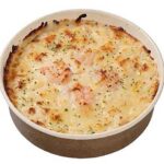 セブンイレブンのチーズ香る 濃厚ソースの海老ドリアを比較する。税込価格：559円、カロリー：424kcal、1円あたりカロリー：0.76kcal/円、たんぱく質：15.2g、1円あたりたんぱく質：0.03g/円、脂質：10.3g、炭水化物：68.4g、糖質：66.9g、食物繊維：1.5g、食塩相当量：2.2g。海老、チーズを盛りつけて、こんがりと焼き上げた、海老の旨味とチーズのコクを味わえる定番のドリアです。アレルギー：卵、乳、小麦、えび。