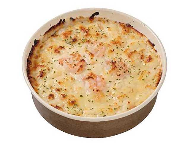 セブンイレブンのチーズ香る 濃厚ソースの海老ドリアを比較する。税込価格：559円、カロリー：424kcal、1円あたりカロリー：0.76kcal/円、たんぱく質：15.2g、1円あたりたんぱく質：0.03g/円、脂質：10.3g、炭水化物：68.4g、糖質：66.9g、食物繊維：1.5g、食塩相当量：2.2g。海老、チーズを盛りつけて、こんがりと焼き上げた、海老の旨味とチーズのコクを味わえる定番のドリアです。アレルギー：卵、乳、小麦、えび。