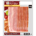 セブンイレブンの７プレミアム ベーコン１４０ｇを比較する。税込価格：322円、カロリー：215kcal、1円あたりカロリー：0.67kcal/円、たんぱく質：11.8g、1円あたりたんぱく質：0.04g/円、脂質：16.2g、炭水化物：5.9g、糖質：5.2g、食物繊維：0.7g、食塩相当量：3g。旨みが強く香ばしいスモークの香りが特長のベーコンです。ベーコンエッグ，炒め物，スープなど、食卓の一品の具材としておすすめです。アレルギー：卵、乳。