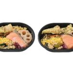 セブンイレブンの炙り焼き銀鮭とだしごはん（もち麦）を比較する。税込価格：464円、カロリー：377kcal、1円あたりカロリー：0.81kcal/円、たんぱく質：12.5g、1円あたりたんぱく質：0.03g/円、脂質：11.5g、炭水化物：57.4g、糖質：54.1g、食物繊維：3.3g、食塩相当量：1.8g。銀鮭や野菜のかき揚げなどを彩り良く盛り付けたミニサイズの弁当です。アレルギー：卵、小麦。