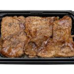 セブンイレブンのぶたはげ監修 炭火焼き豚丼を比較する。税込価格：842円、カロリー：713kcal、1円あたりカロリー：0.85kcal/円、たんぱく質：30.1g、1円あたりたんぱく質：0.04g/円、脂質：17.8g、炭水化物：108.6g、糖質：107.5g、食物繊維：1.1g、食塩相当量：3.8g。帯広の名店「ぶたはげ」監修商品。豚ロース肉を香ばしく焼き上げ甘みのあるタレで味付けしました。アレルギー：卵、小麦。