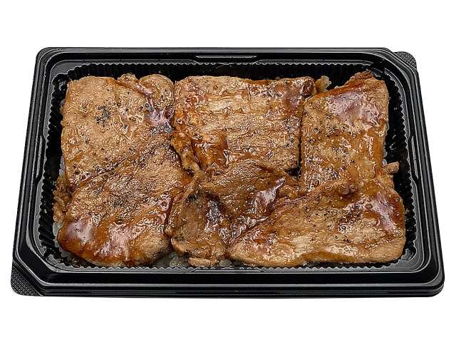 セブンイレブンのぶたはげ監修 炭火焼き豚丼を比較する。税込価格：842円、カロリー：713kcal、1円あたりカロリー：0.85kcal/円、たんぱく質：30.1g、1円あたりたんぱく質：0.04g/円、脂質：17.8g、炭水化物：108.6g、糖質：107.5g、食物繊維：1.1g、食塩相当量：3.8g。帯広の名店「ぶたはげ」監修商品。豚ロース肉を香ばしく焼き上げ甘みのあるタレで味付けしました。アレルギー：卵、小麦。