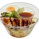 セブンイレブンのてりたまパスタサラダを比較する。税込価格：397円、カロリー：321kcal、1円あたりカロリー：0.81kcal/円、たんぱく質：22.9g、1円あたりたんぱく質：0.06g/円、脂質：7.9g、炭水化物：41.3g、糖質：37.6g、食物繊維：3.7g、食塩相当量：3.1g。食べ応えのある照り焼きチキンをメイン具材に、弾力とつるみのあるパスタを使用した満足感のあるパスタサラダです。アレルギー：卵、小麦。