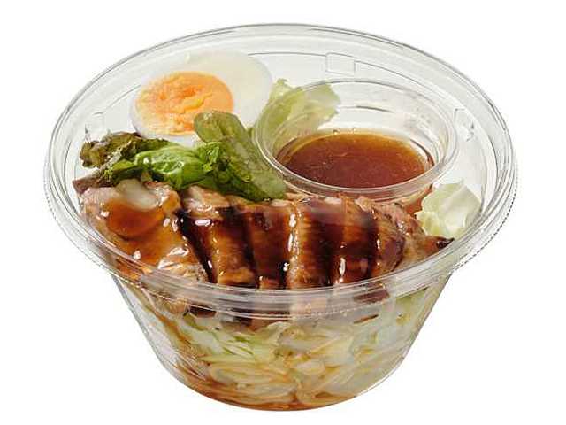 セブンイレブンのてりたまパスタサラダを比較する。税込価格：397円、カロリー：321kcal、1円あたりカロリー：0.81kcal/円、たんぱく質：22.9g、1円あたりたんぱく質：0.06g/円、脂質：7.9g、炭水化物：41.3g、糖質：37.6g、食物繊維：3.7g、食塩相当量：3.1g。食べ応えのある照り焼きチキンをメイン具材に、弾力とつるみのあるパスタを使用した満足感のあるパスタサラダです。アレルギー：卵、小麦。