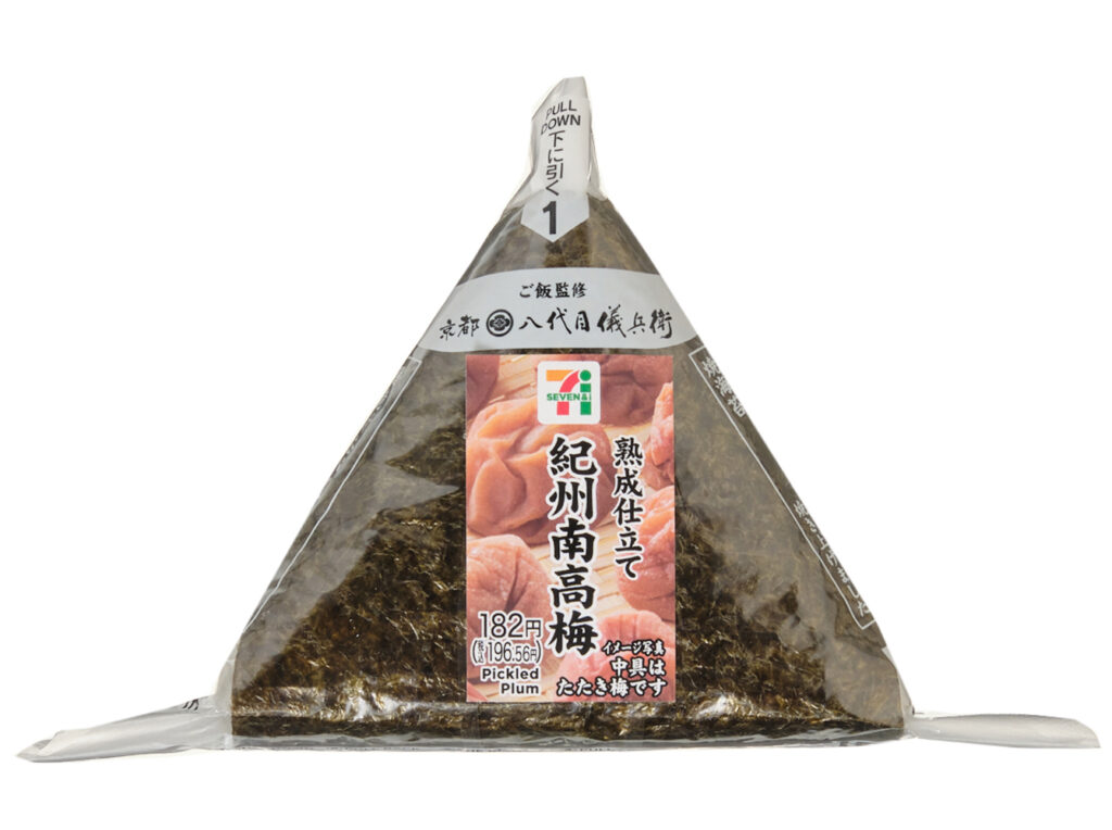 セブンイレブンの手巻おにぎり 熟成仕立て紀州南高梅を比較する。税込価格：197円、カロリー：166kcal、1円あたりカロリー：0.84kcal/円、たんぱく質：2.9g、1円あたりたんぱく質：0.01g/円、脂質：0.8g、炭水化物：37.8g、糖質：35.8g、食物繊維：2g、食塩相当量：1.6g。梅の香りと旨みを感じる紀州南高梅を中具にした、パリッとした海苔を巻いて食べる手巻おにぎりです。アレルギー：なし。