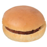 セブンイレブンの照り焼きマヨネーズバーガーを比較する。税込価格：138円、カロリー：279kcal、1円あたりカロリー：2.02kcal/円、たんぱく質：7.5g、1円あたりたんぱく質：0.05g/円、脂質：15.1g、炭水化物：29.1g、糖質：27.3g、食物繊維：1.8g、食塩相当量：1.9g。ふんわりとしたパン生地にパティを乗せて照り焼きソースとマヨネーズの相性の良い組み合わせで仕上げたジューシー感のあるバーガーです。アレルギー：卵、乳、小麦。