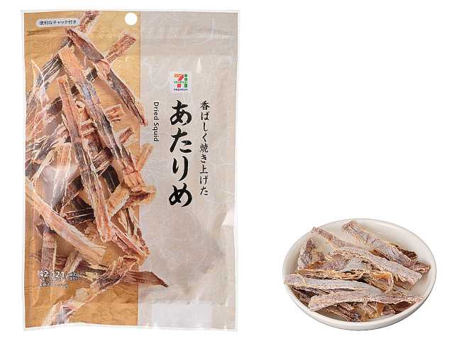 セブンイレブンの７プレミアム あたりめ ４２ｇを比較する。税込価格：473円、カロリー：121kcal、1円あたりカロリー：0.26kcal/円、たんぱく質：29.4g、1円あたりたんぱく質：0.06g/円、脂質：0.3g、炭水化物：0.2g、糖質：0g、食物繊維：0.2g、食塩相当量：2.4g。アカイカを使用。遠赤外線と直火焙焼を行い、香ばしい風味が味わえます。アレルギー：なし。