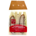 セブンイレブンの九州産華味鳥チキンカツサンド 和風醤油だれを比較する。税込価格：421円、カロリー：437kcal、1円あたりカロリー：1.04kcal/円、たんぱく質：18.7g、1円あたりたんぱく質：0.04g/円、脂質：21.9g、炭水化物：42.4g、糖質：40.1g、食物繊維：2.3g、食塩相当量：2.4g。九州産華味鳥のむね肉を使用し、だしを加えた醤油ベースの甘辛い和風醤油だれで味付けしています。アレルギー：卵、乳、小麦。