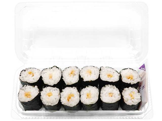 セブンイレブンのひきわり納豆巻 １２巻を比較する。税込価格：475円、カロリー：371kcal、1円あたりカロリー：0.78kcal/円、たんぱく質：10.3g、1円あたりたんぱく質：0.02g/円、脂質：3.3g、炭水化物：77.7g、糖質：72.5g、食物繊維：5.2g、食塩相当量：3g。旨みの強い北海道産大豆を使用した、一口サイズで食べやすいひきわり納豆巻の詰め合わせです。アレルギー：小麦。