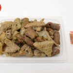 セブンイレブンの炭火焼ねぎ塩ホルモンを比較する。税込価格：421円、カロリー：309kcal、1円あたりカロリー：0.73kcal/円、たんぱく質：25.4g、1円あたりたんぱく質：0.06g/円、脂質：21.1g、炭水化物：4.3g、糖質：4.3g、食物繊維：0g、食塩相当量：3.8g。炭火で香ばしく焼いた豚ホルモンをねぎ塩だれで味付けしたおつまみです。アレルギー：小麦。