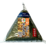 セブンイレブンの味付のりおにぎり 辛子高菜（九州産高菜使用）を比較する。税込価格：225円、カロリー：174kcal、1円あたりカロリー：0.77kcal/円、たんぱく質：3.2g、1円あたりたんぱく質：0.01g/円、脂質：2.1g、炭水化物：36.5g、糖質：34.4g、食物繊維：2.1g、食塩相当量：1g。九州産高菜をラー油・ごま油で炒めて旨味・辛味を感じられるおにぎりです。アレルギー：小麦。