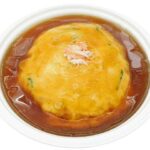 セブンイレブンの東海限定 特製天津飯を比較する。税込価格:594円、カロリー:572kcal、1円あたりカロリー:0.96kcal/円、たんぱく質:19.7g、1円あたりたんぱく質:0.03g/円、脂質:18.1g、炭水化物:83.2g、糖質:82.1g、食物繊維:1.1g、食塩相当量:6g。玉子は風味を生かしながらもふんわりと焼き上げ、鶏ガラ醤油の餡をたっぷりかけた天津飯です。アレルギー:卵、小麦、かに。