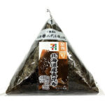 セブンイレブンの手巻おにぎり北海道産真昆布を比較する。税込価格：197円、カロリー：172kcal、1円あたりカロリー：0.88kcal/円、たんぱく質：3.3g、1円あたりたんぱく質：0.02g/円、脂質：0.8g、炭水化物：39.1g、糖質：36.9g、食物繊維：2.2g、食塩相当量：1.2g。濃厚な旨味が特長の「真昆布」を使用したおにぎりです。アレルギー：小麦。