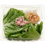 セブンイレブンのロメインレタスのシーザーサラダを比較する。税込価格：322円、カロリー：126kcal、1円あたりカロリー：0.39kcal/円、たんぱく質：3.2g、1円あたりたんぱく質：0.01g/円、脂質：10.7g、炭水化物：5.1g、糖質：3.5g、食物繊維：1.6g、食塩相当量：1g。大きめにカットした食べ応えあるレタスを使用したサラダです。チーズの濃厚な味わいが特長のシーザードレッシングをかけてお召し上がりください。アレルギー：卵、乳、小麦。