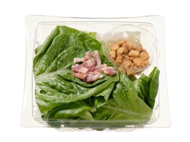 セブンイレブンのロメインレタスのシーザーサラダを比較する。税込価格：322円、カロリー：126kcal、1円あたりカロリー：0.39kcal/円、たんぱく質：3.2g、1円あたりたんぱく質：0.01g/円、脂質：10.7g、炭水化物：5.1g、糖質：3.5g、食物繊維：1.6g、食塩相当量：1g。大きめにカットした食べ応えあるレタスを使用したサラダです。チーズの濃厚な味わいが特長のシーザードレッシングをかけてお召し上がりください。アレルギー：卵、乳、小麦。