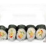 セブンイレブンのサラダ巻５巻を比較する。税込価格：559円、カロリー：432kcal、1円あたりカロリー：0.77kcal/円、たんぱく質：10.2g、1円あたりたんぱく質：0.02g/円、脂質：10.6g、炭水化物：75.8g、糖質：72g、食物繊維：3.8g、食塩相当量：3.9g。しっとりとした厚焼玉子やカニカマ、ツナサラダなどを組み合わせた彩りの良い巻き寿司詰合せです。原材料高騰の為、商品価格（税抜）を５１８円に変更しております。アレルギー：卵、小麦、かに。