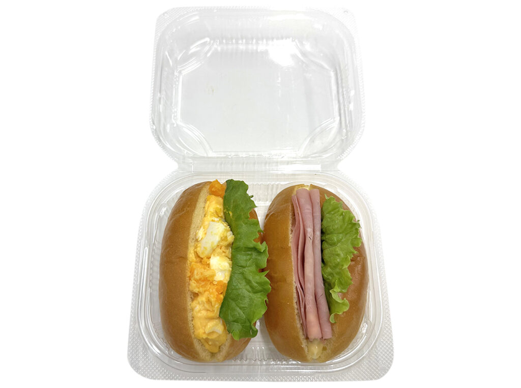 セブンイレブンのミニロール（たまご＆ハム）を比較する。税込価格：292円、カロリー：303kcal、1円あたりカロリー：1.04kcal/円、たんぱく質：9.1g、1円あたりたんぱく質：0.03g/円、脂質：16.3g、炭水化物：30.7g、糖質：29g、食物繊維：1.7g、食塩相当量：1.2g。定番具材のたまごとハムの２種類の味が楽しめて、手軽に持ち運びしやすいボックスタイプのロール。アレルギー：卵、乳、小麦。
