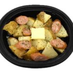 セブンイレブンのじゃがバター＆ソーセージを比較する。税込価格：387円、カロリー：233kcal、1円あたりカロリー：0.60kcal/円、たんぱく質：4.5g、1円あたりたんぱく質：0.01g/円、脂質：10.5g、炭水化物：31.7g、糖質：28.3g、食物繊維：3.4g、食塩相当量：0.9g。ホクホクとしたじゃがいもとソーセージを組み合わせ、バターを盛り付けたおつまみです。アレルギー：乳。