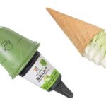 セブンイレブンの７プレミアム ワッフルコーン 抹茶ミルクを比較する。税込価格：354円、カロリー：284kcal、1円あたりカロリー：0.80kcal/円、たんぱく質：4.3g、1円あたりたんぱく質：0.01g/円、脂質：13.5g、炭水化物：36.7g、糖質：36g、食物繊維：0.7g、食塩相当量：0.3g。抹茶アイスとミルクアイスの２種類のアイスを巻き上げ、黒糖蜜入りのワッフルコーンを組み合わせた抹茶ミルク味のワッフルコーンです。アレルギー：乳、小麦。