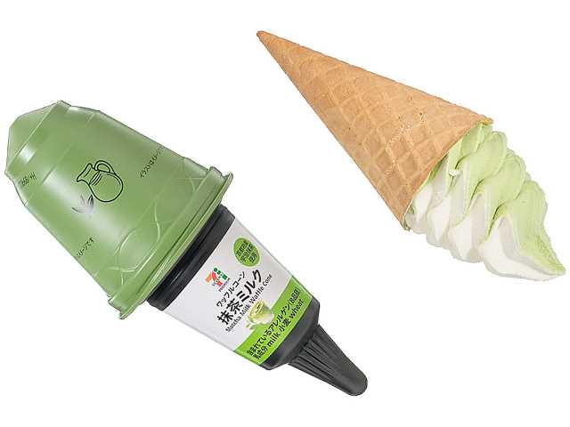 セブンイレブンの７プレミアム ワッフルコーン 抹茶ミルクを比較する。税込価格：354円、カロリー：284kcal、1円あたりカロリー：0.80kcal/円、たんぱく質：4.3g、1円あたりたんぱく質：0.01g/円、脂質：13.5g、炭水化物：36.7g、糖質：36g、食物繊維：0.7g、食塩相当量：0.3g。抹茶アイスとミルクアイスの２種類のアイスを巻き上げ、黒糖蜜入りのワッフルコーンを組み合わせた抹茶ミルク味のワッフルコーンです。アレルギー：乳、小麦。